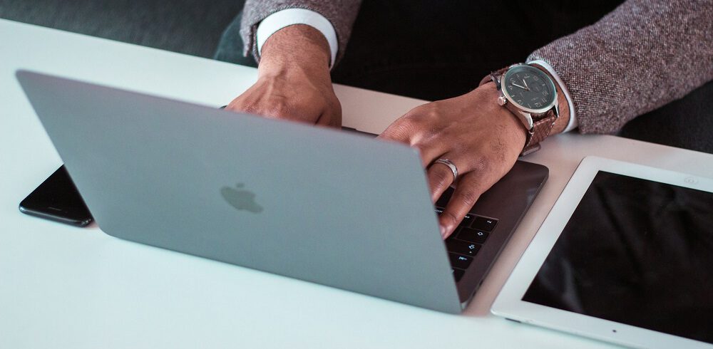 mezczyzna-przy-komputerze mężczyzna przy komputerze