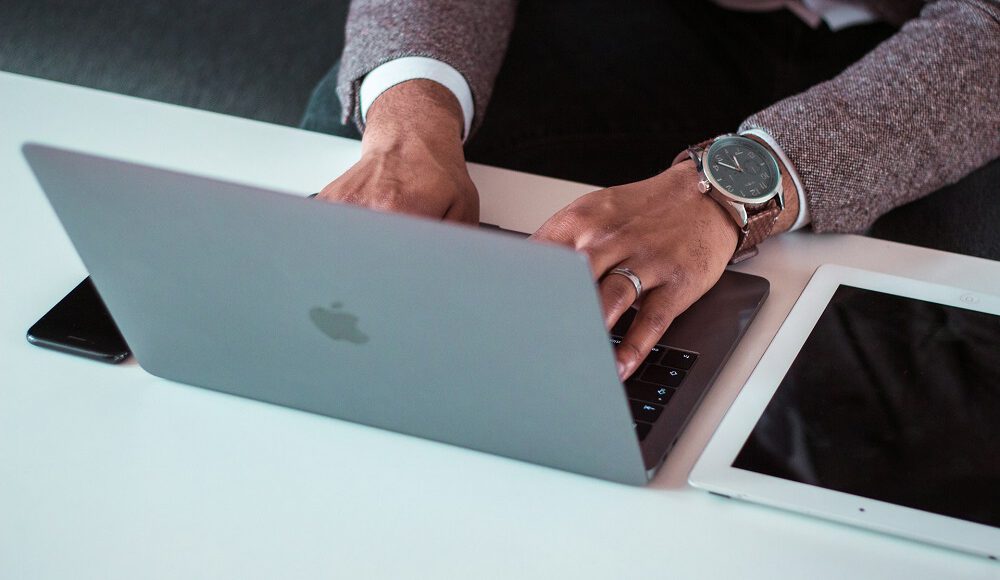 mężczyzna przy komputerze