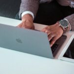 mężczyzna przy komputerze