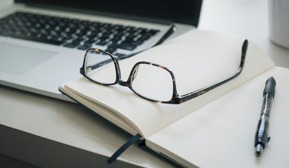 okulary na notesie